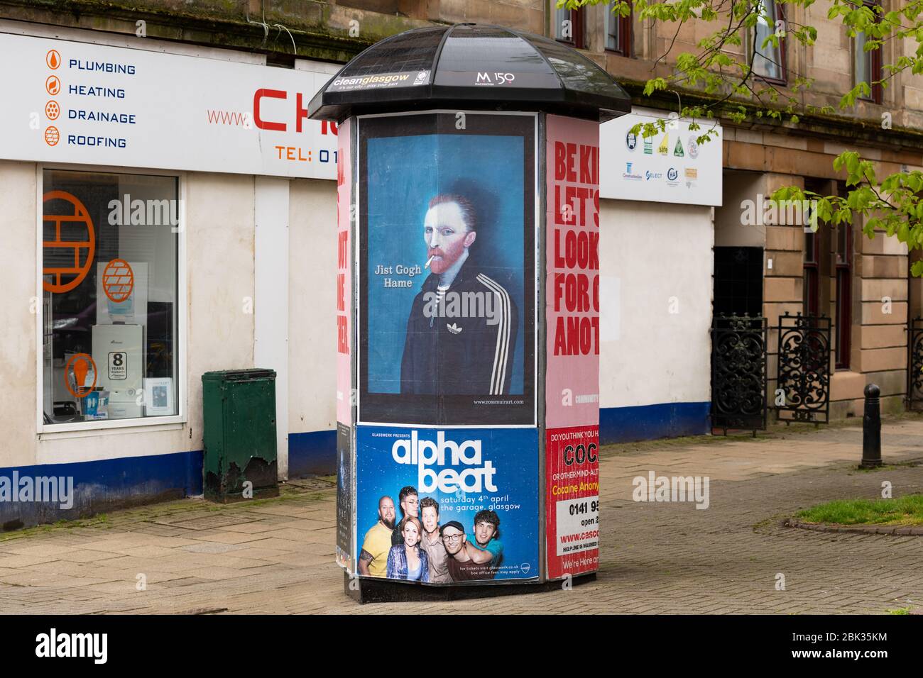 Glasgow, Schottland, Großbritannien. Mai 2020. Sperrung des Coronavirus im West End von Glasgow. 'Jist Gogh Hame' 'Lockdown Art'-Poster von Giffnock-Künstler Ross Muir. Die Plakate des Künstlers Vincent Van Gogh in einem Adidas-Trainingsanzug sind in der ganzen Stadt zu sehen.Quelle: Kay Roxby/Alamy Live News Stockfoto