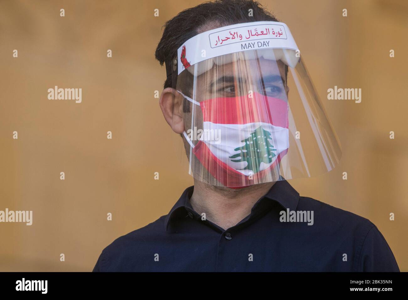 Beirut, Libanon. Mai 2020. Ein regierungsantischer Protestler mit einem Schutzschild mit der Aufschrift "die Revolution der Arbeiter und der Freien" nimmt an einer Demonstration auf dem Martyrsplatz Beirut inmitten der COVID-19-Pandemie während einer Kundgebung zum Internationalen Tag der Arbeiter (Tag der Arbeit) Teil Gegen die Verschlechterung des Lebensstandards, die steigenden Preise und die sich verschärfende Wirtschaftskrise zu protestieren. Kredit: amer Ghazzal/Alamy Live News Stockfoto