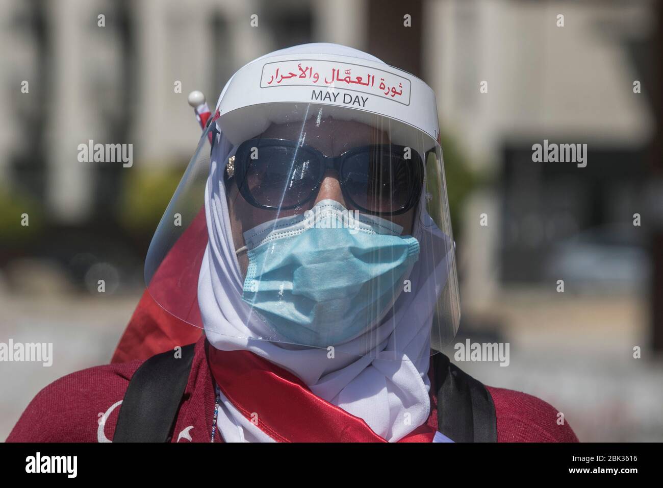 Beirut, Libanon. Mai 2020. Ein regierungsantischer Protestler mit einem Schutzschild mit der Aufschrift "die Revolution der Arbeiter und der Freien" nimmt an einer Demonstration auf dem Martyrsplatz Beirut inmitten der COVID-19-Pandemie während einer Kundgebung zum Internationalen Tag der Arbeiter (Tag der Arbeit) Teil Gegen die Verschlechterung des Lebensstandards, die steigenden Preise und die sich verschärfende Wirtschaftskrise zu protestieren. Kredit: amer Ghazzal/Alamy Live News Stockfoto