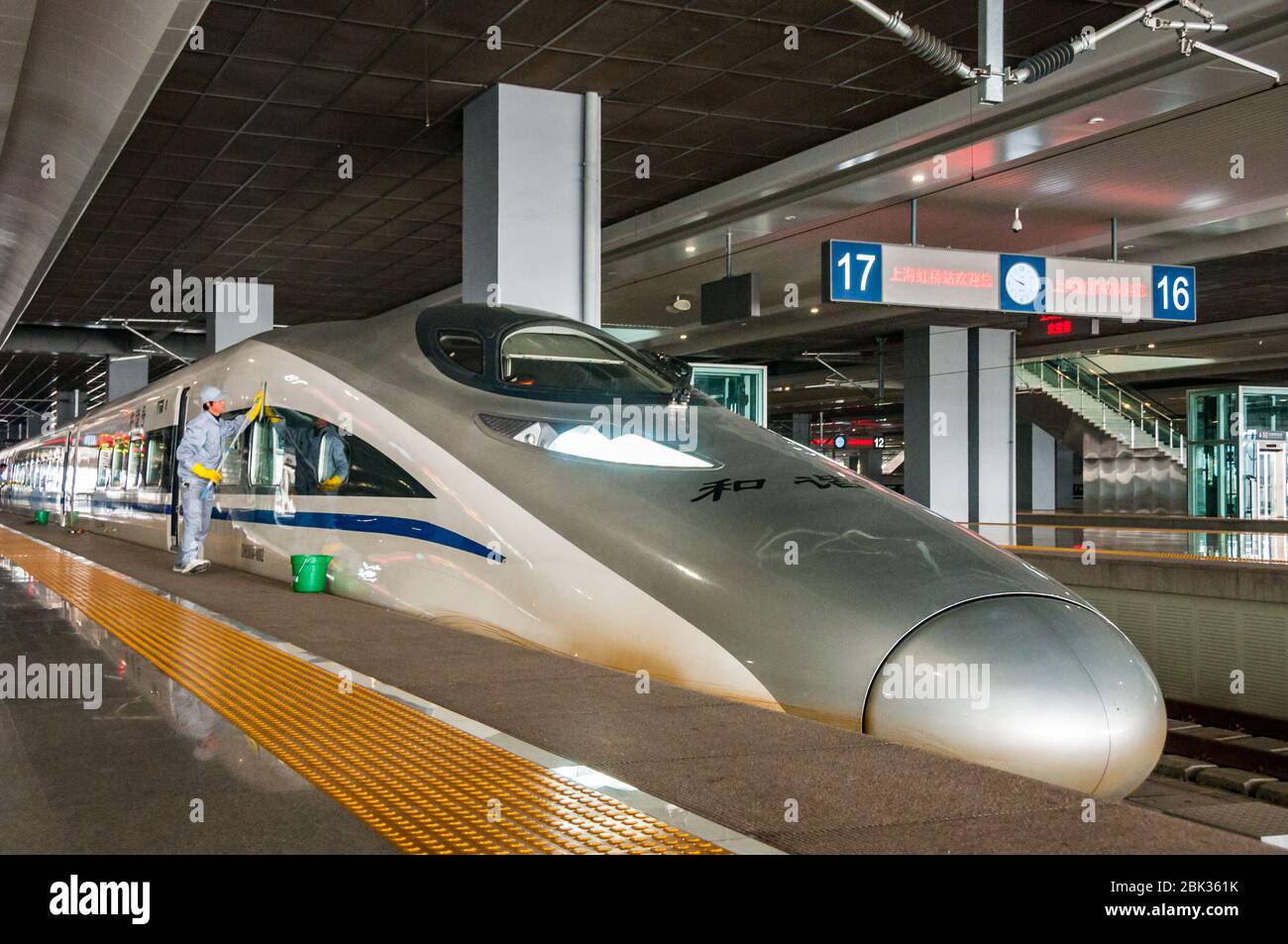 Eine chinesische CRH 380 einen Zug bei Shanghai Hongqiao Station gereinigt wird. China. Stockfoto