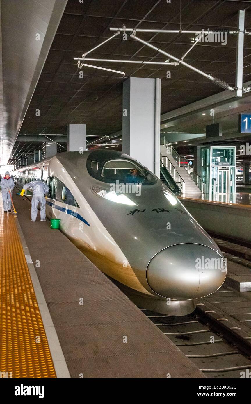 Eine chinesische CRH 380 einen Zug bei Shanghai Hongqiao Station gereinigt wird. China. Stockfoto