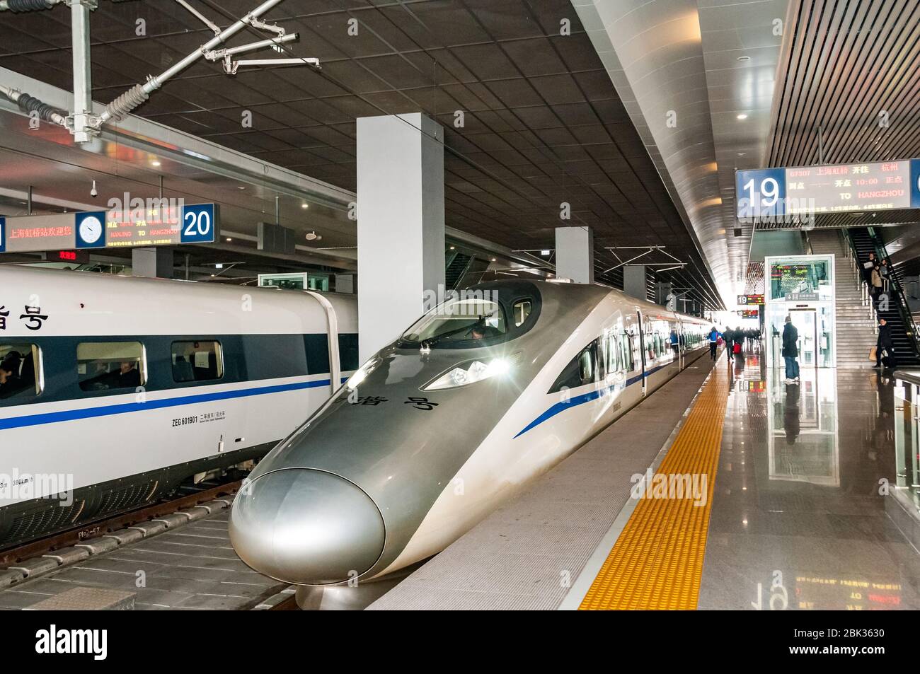 Eine chinesische CRH 380 einen Zug bei Shanghai Hongqiao Station geentert wurde. China. Stockfoto