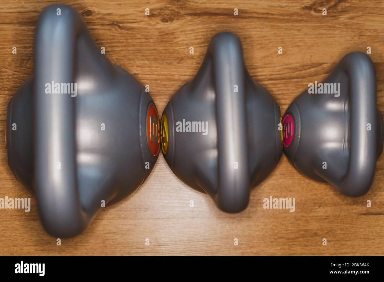 Draufsicht auf drei Kessel Glocken gegen einen hölzernen Hintergrund. Stockfoto