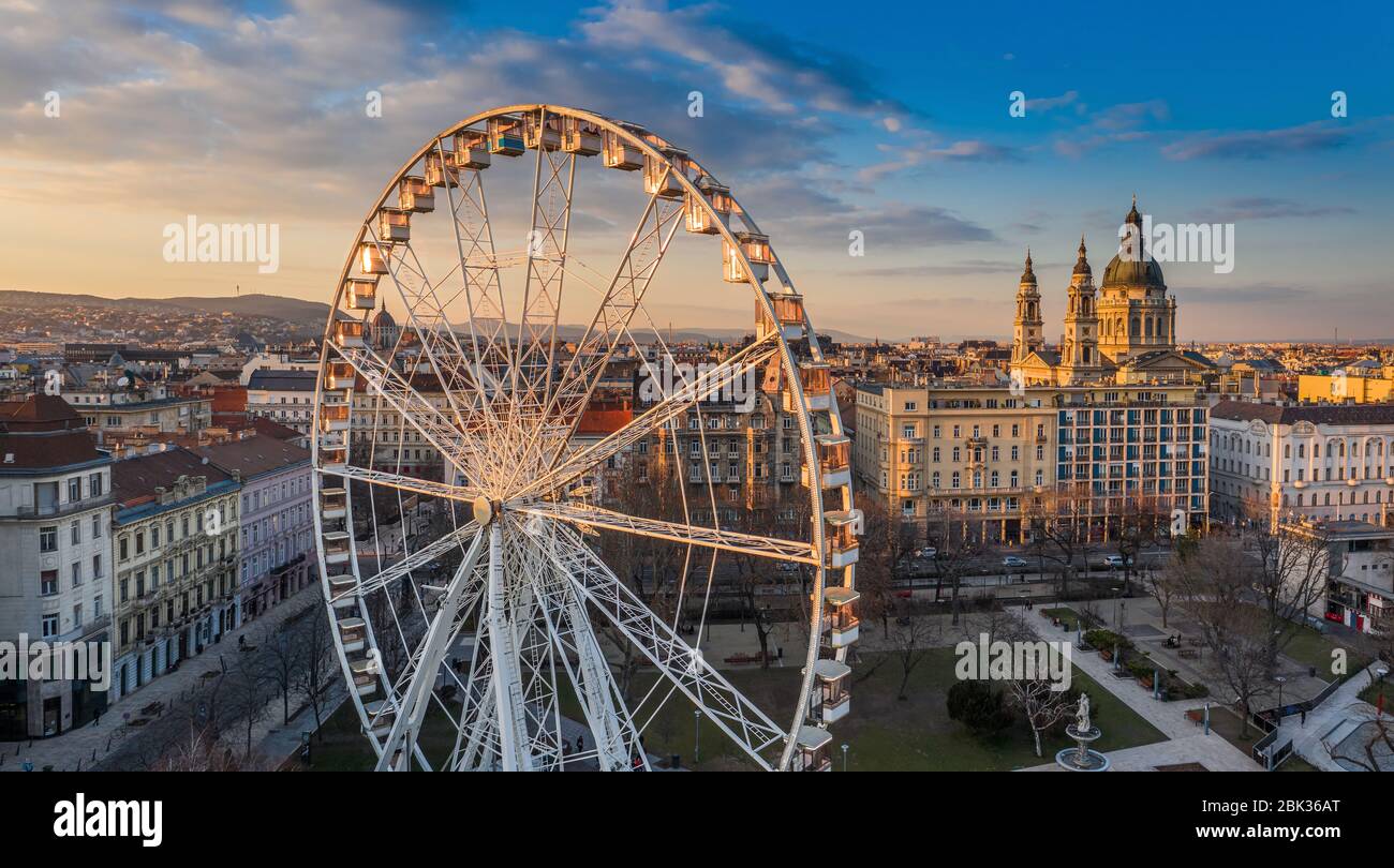 Budapest, Hungary - Luftaufnahme des Riesenrades am Elisabeth-Platz (Erzsebet ter) bei Sonnenuntergang mit St.-Stephans-Basilika, Parlamentsgebäude Stockfoto