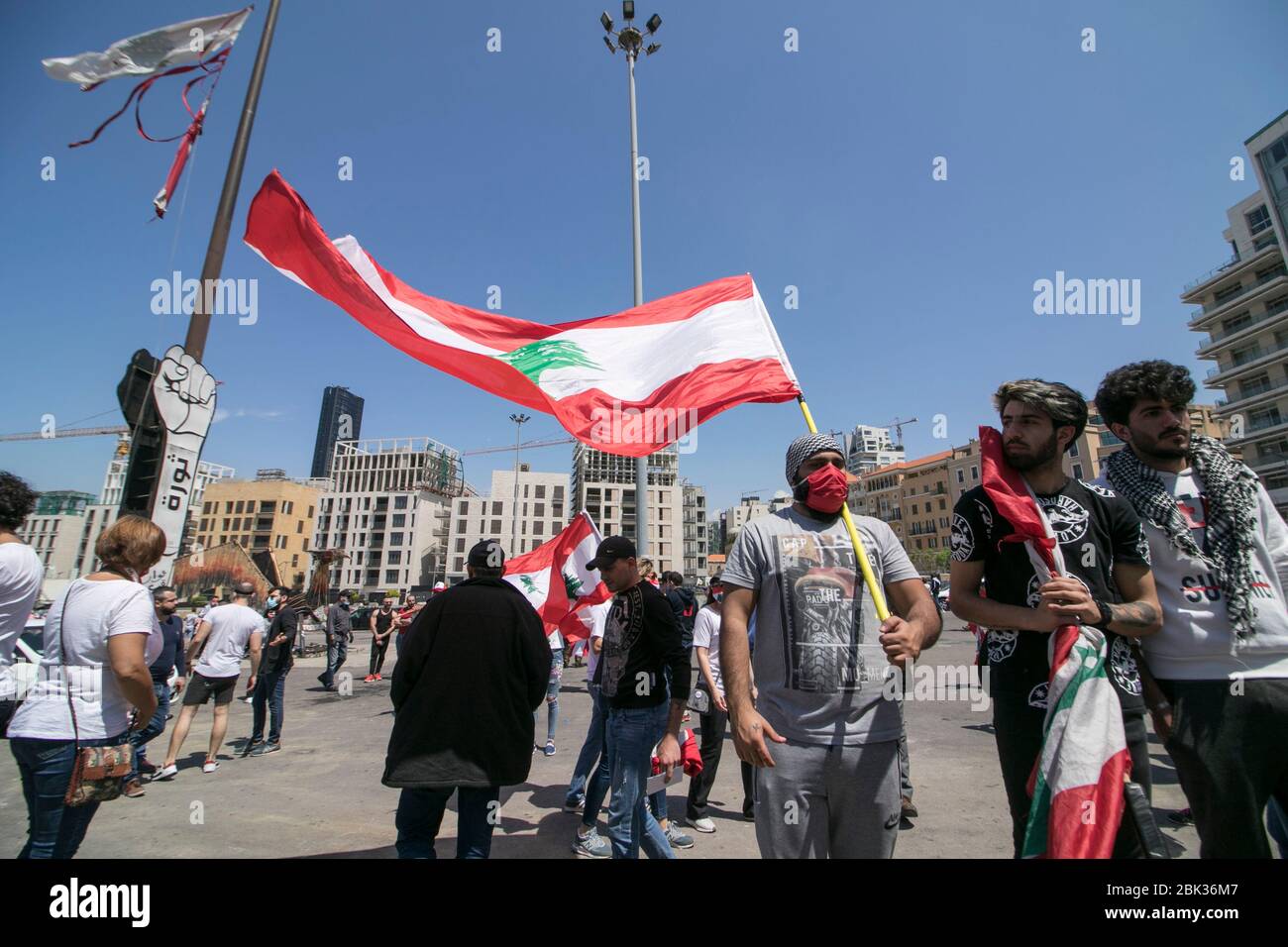 Beirut, Libanon. Mai 2020. Regierungsfeindliche Demonstranten, die Schutz tragen, nehmen an einer Demonstration auf dem Martyrerplatz Beirut inmitten der COVID-19-Pandemie Teil, während einer Kundgebung zum Internationalen Tag der Arbeiter (Tag der Arbeit) am 1. Mai, um gegen die Verschlechterung des Lebensstandards zu protestieren. Die Preise steigen und die Wirtschaftskrise wird sich verschärfen, was durch die harten Lockdown-Maßnahmen der libanesischen Regierung verschärft wurde, um die Ausbreitung des Covid-19 Coronavirus zu stoppen. Kredit: amer Ghazzal/Alamy Live News Stockfoto