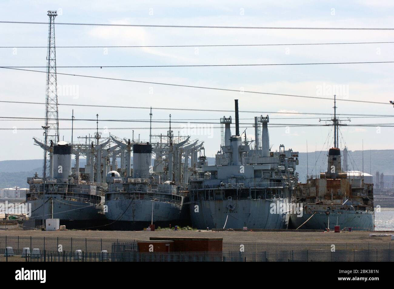 4 US-Marineschiffe, die in einem von Able UK betriebenen Brecherhof andockten, um die Schiffe außer Betrieb zu nehmen; Tyneside, Schiffe, die zwar zerbrochen, aber noch intakt sind; 2005 UK Stockfoto