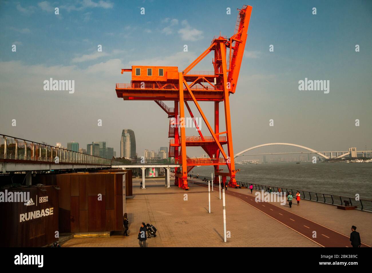 Große alte Versand Kran durch den Huangpu Fluss in der Nähe der langen Museum. West Bund, Shanghai, China. Stockfoto