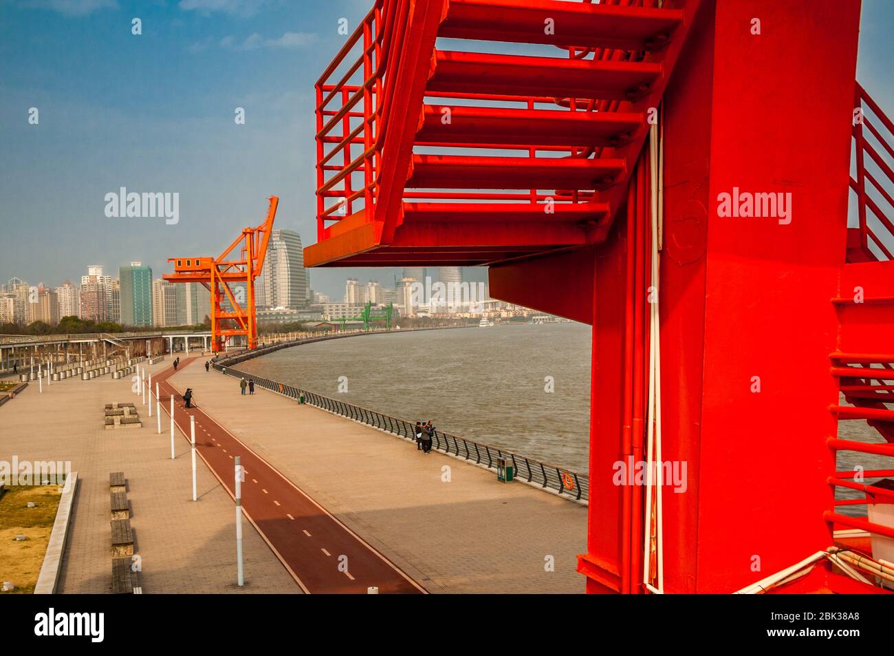 Zwei große alte Versand Krane durch den Huangpu Fluss in der Nähe der langen Museum. West Bund, Shanghai, China. Stockfoto