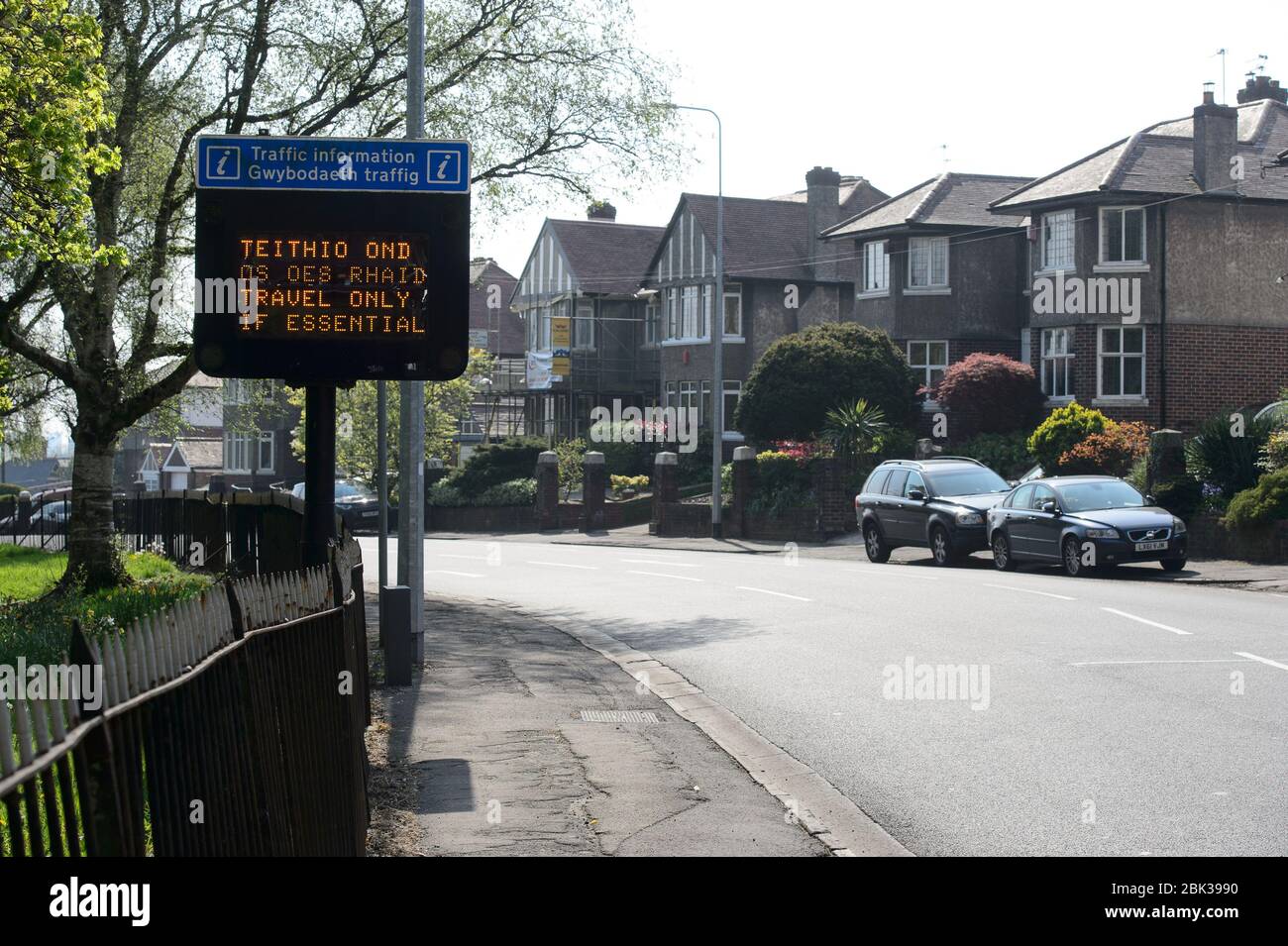 10.04.20 - EIN Schild an der A4119 Cardiff Road, das für Menschen nur auf wichtigen Reisen geeignet ist Stockfoto