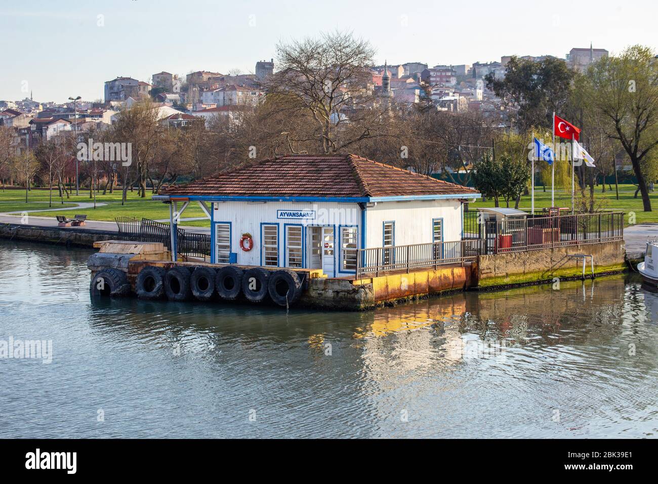 Blick auf Ayvansaray Fähre Slip auf dem Goldenen Horn, das ein Viertel in Istanbul ist. Es ist Teil des Bezirks Fatih, Istanbul, Türkei. Stockfoto