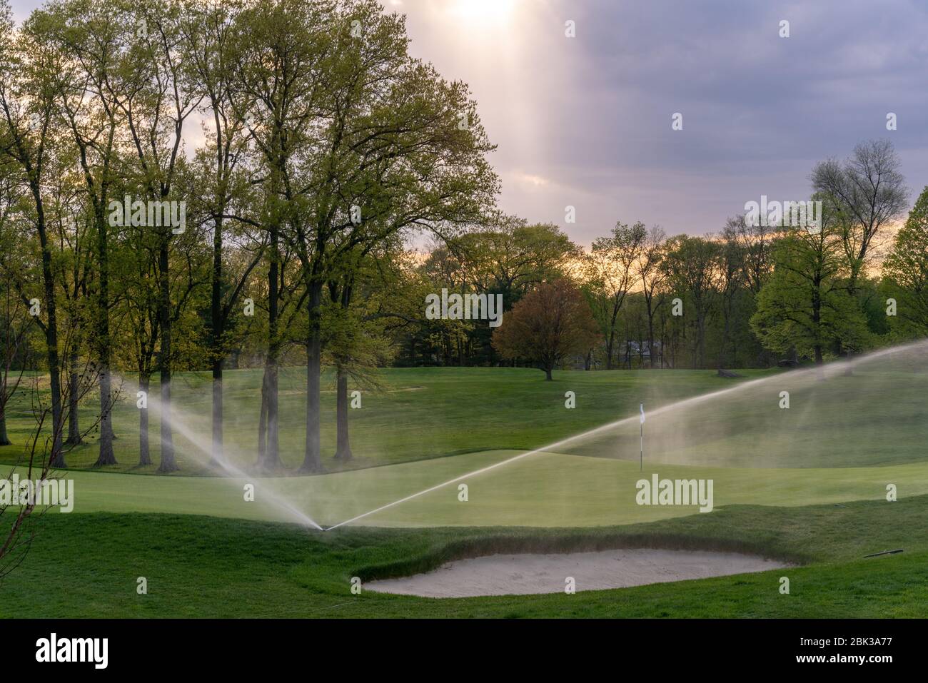 Sprinkler sprühen auf das Golfgrün. Der Winged Foot Golf Club in Mamaroneck, New York, hat bereits große Golfereignisse veranstaltet und gibt es seit 1923. Stockfoto