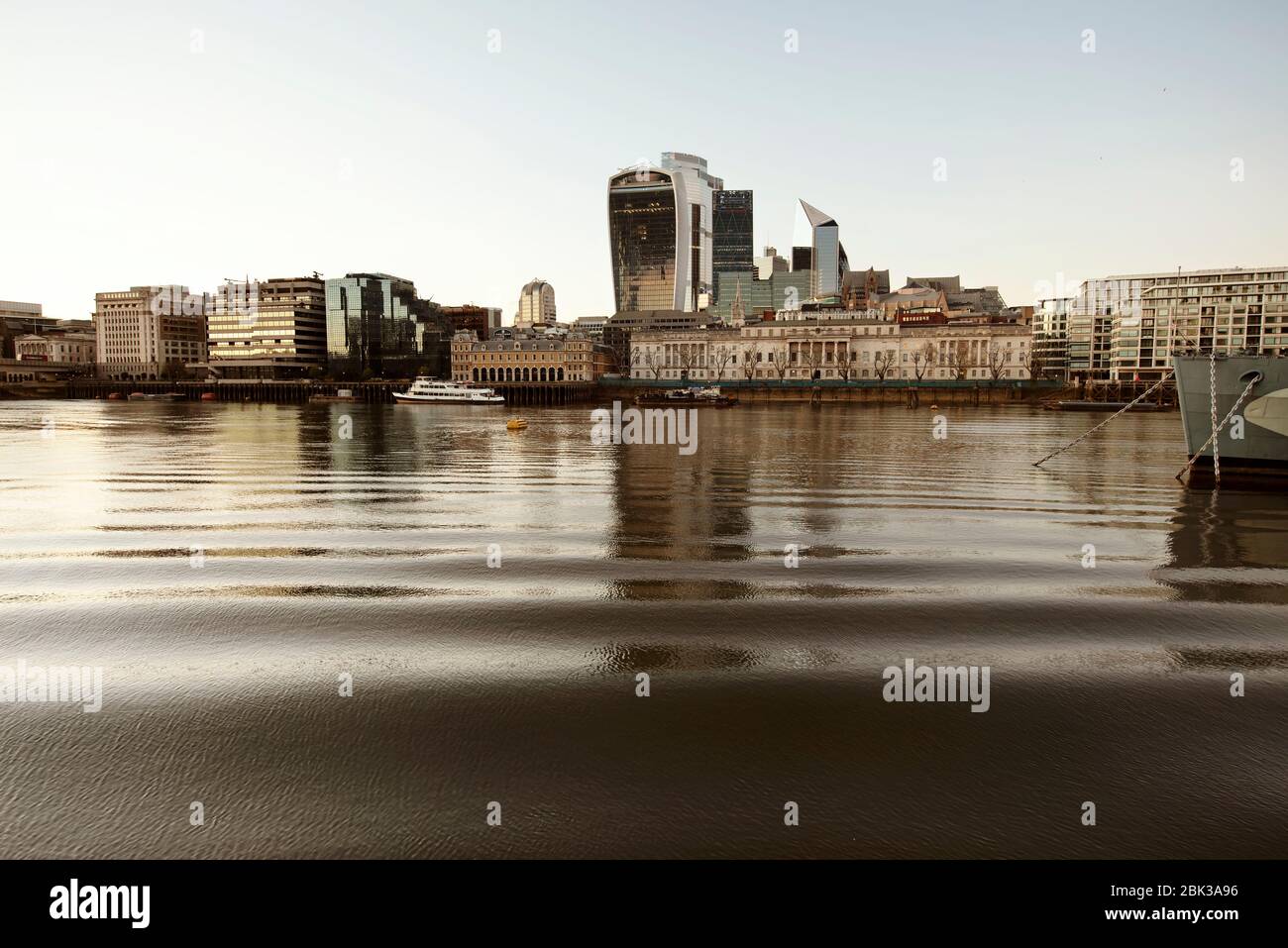 Gewellter Fluss Themse mit Blick auf die Nordseite und den Walkie Talkie Wolkenkratzer. London, Großbritannien. April 2020 Stockfoto