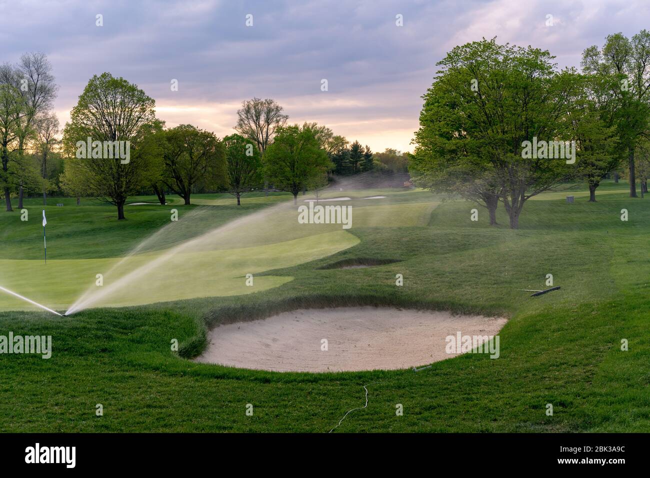 Sprinkler sprühen auf das Golfgrün. Der Winged Foot Golf Club in Mamaroneck, New York, hat bereits große Golfereignisse veranstaltet und gibt es seit 1923. Stockfoto