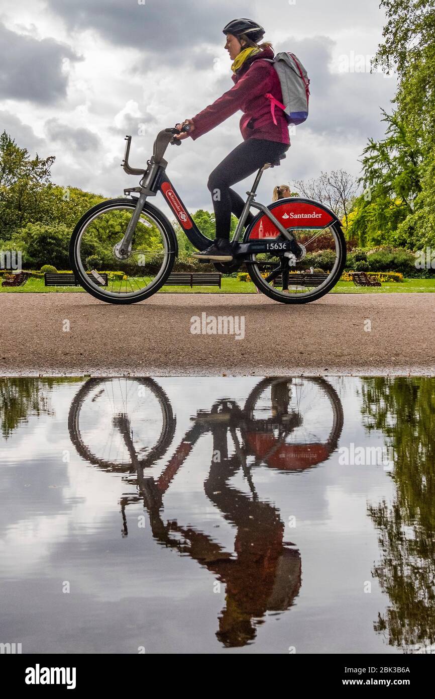 London, Großbritannien. Mai 2020. Battersea Park ist viel ruhiger, da das Wetter kühler ist und mit ziemlich schweren Duschen gemischt. Die "Lockdown" geht weiter für den Ausbruch des Coronavirus (Covid 19) in London. Kredit: Guy Bell/Alamy Live News Stockfoto