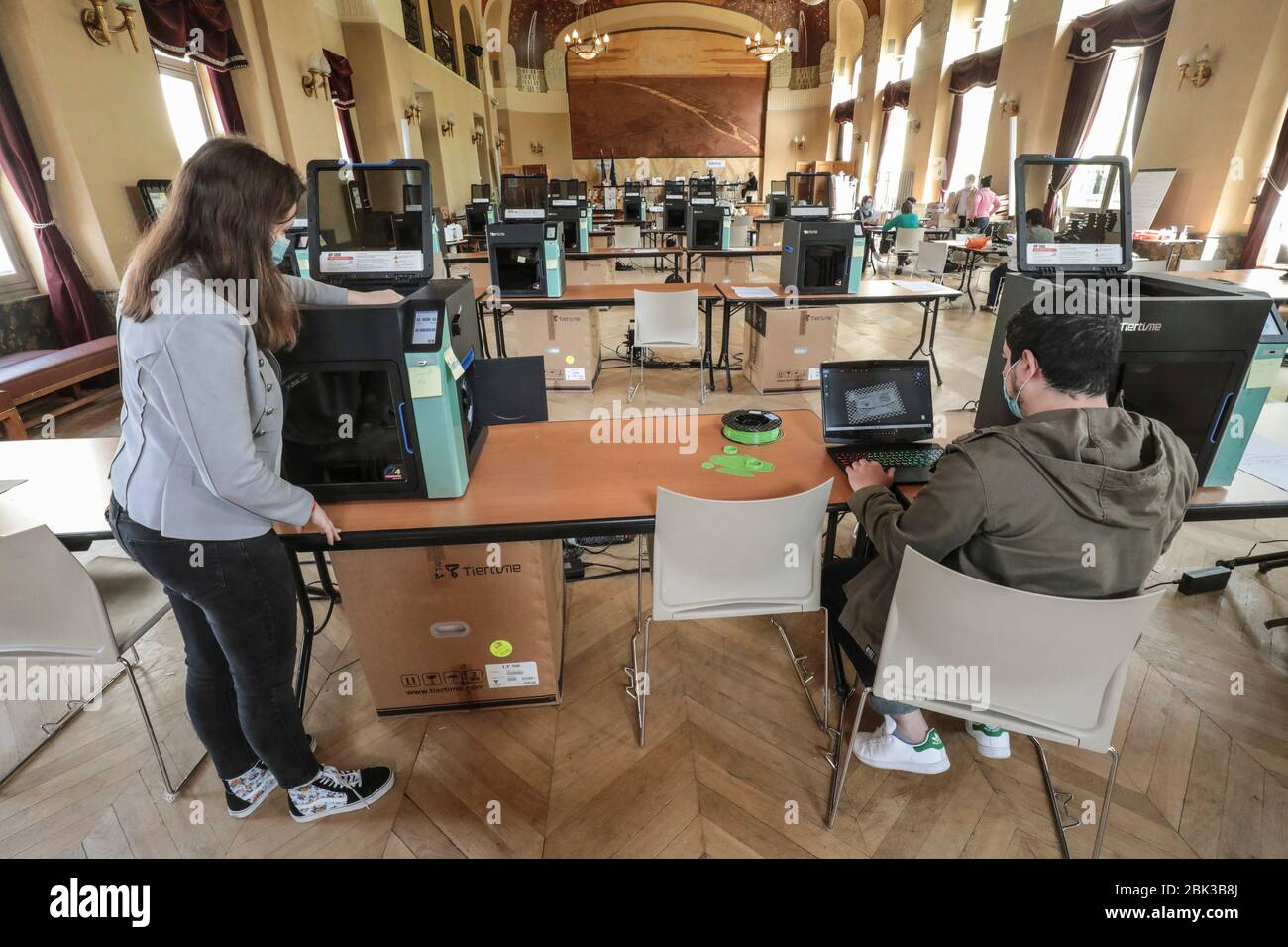 ZWANZIG 3D-DRUCKER MACHEN SCHUTZVISIERE IN EINEM PARISER RATHAUS Stockfoto