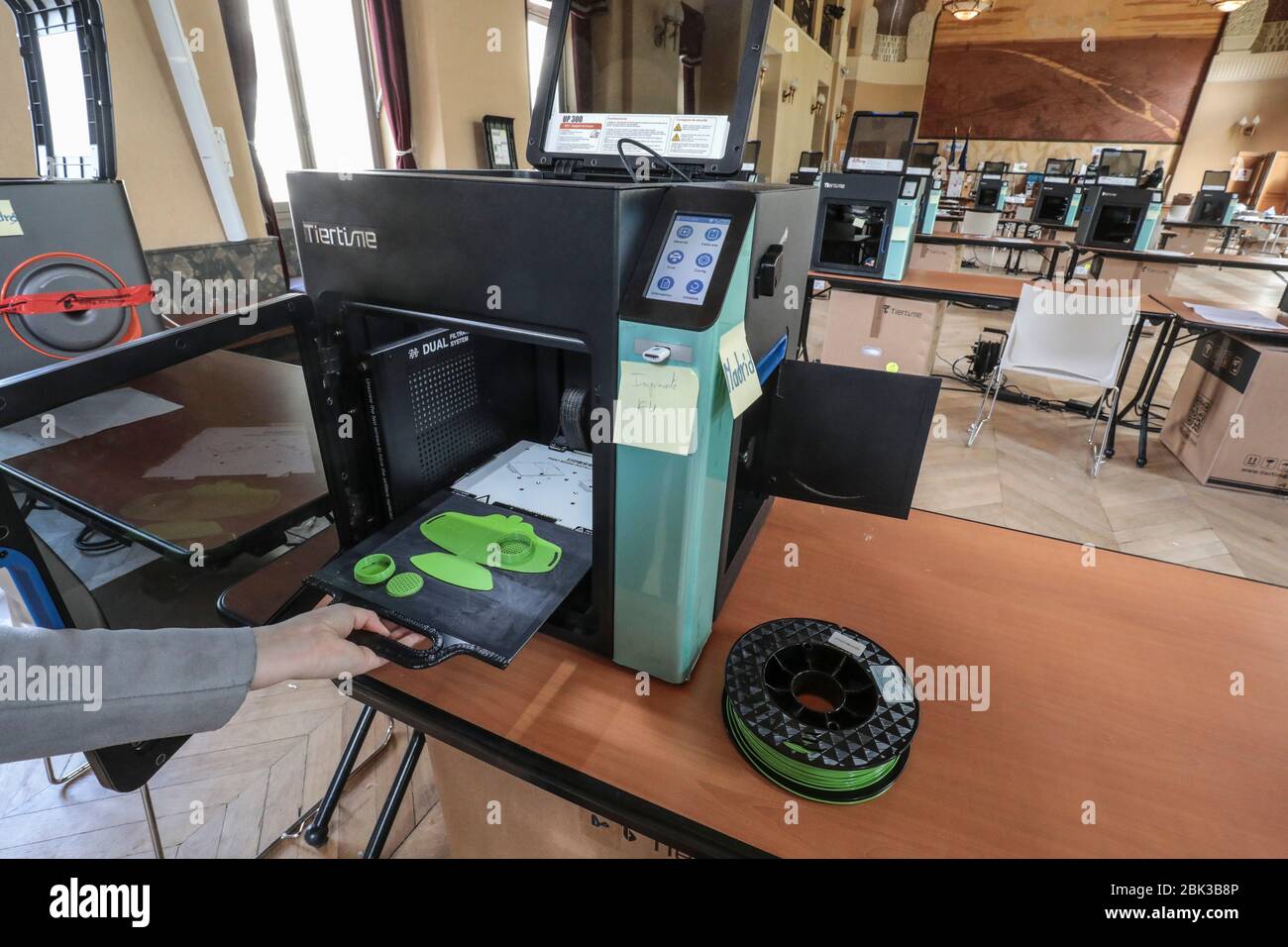 ZWANZIG 3D-DRUCKER MACHEN SCHUTZVISIERE IN EINEM PARISER RATHAUS Stockfoto