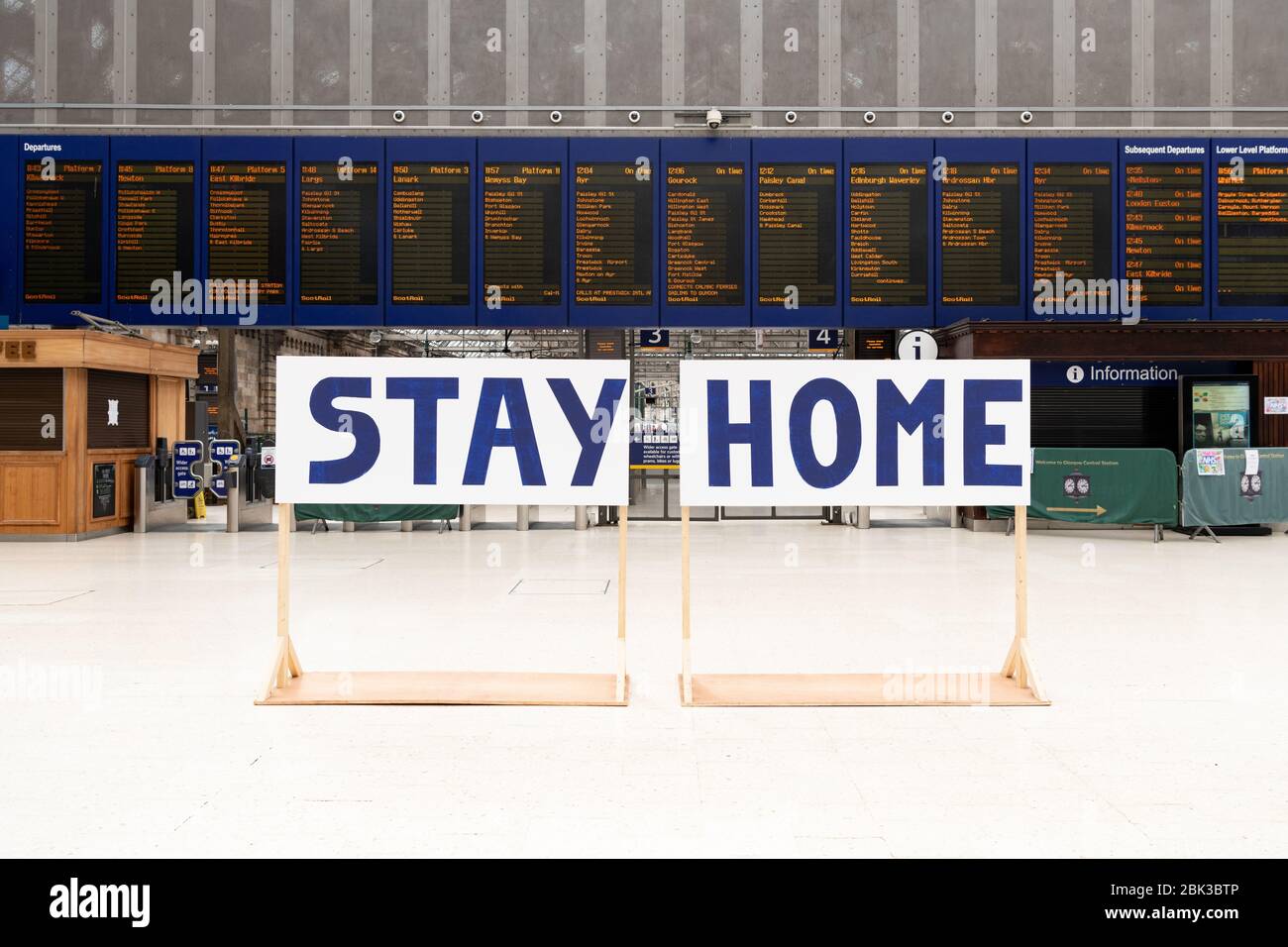 Stay Home Nachricht für Reisende am Glasgow Central Station, Glasgow, Schottland, Großbritannien Stockfoto