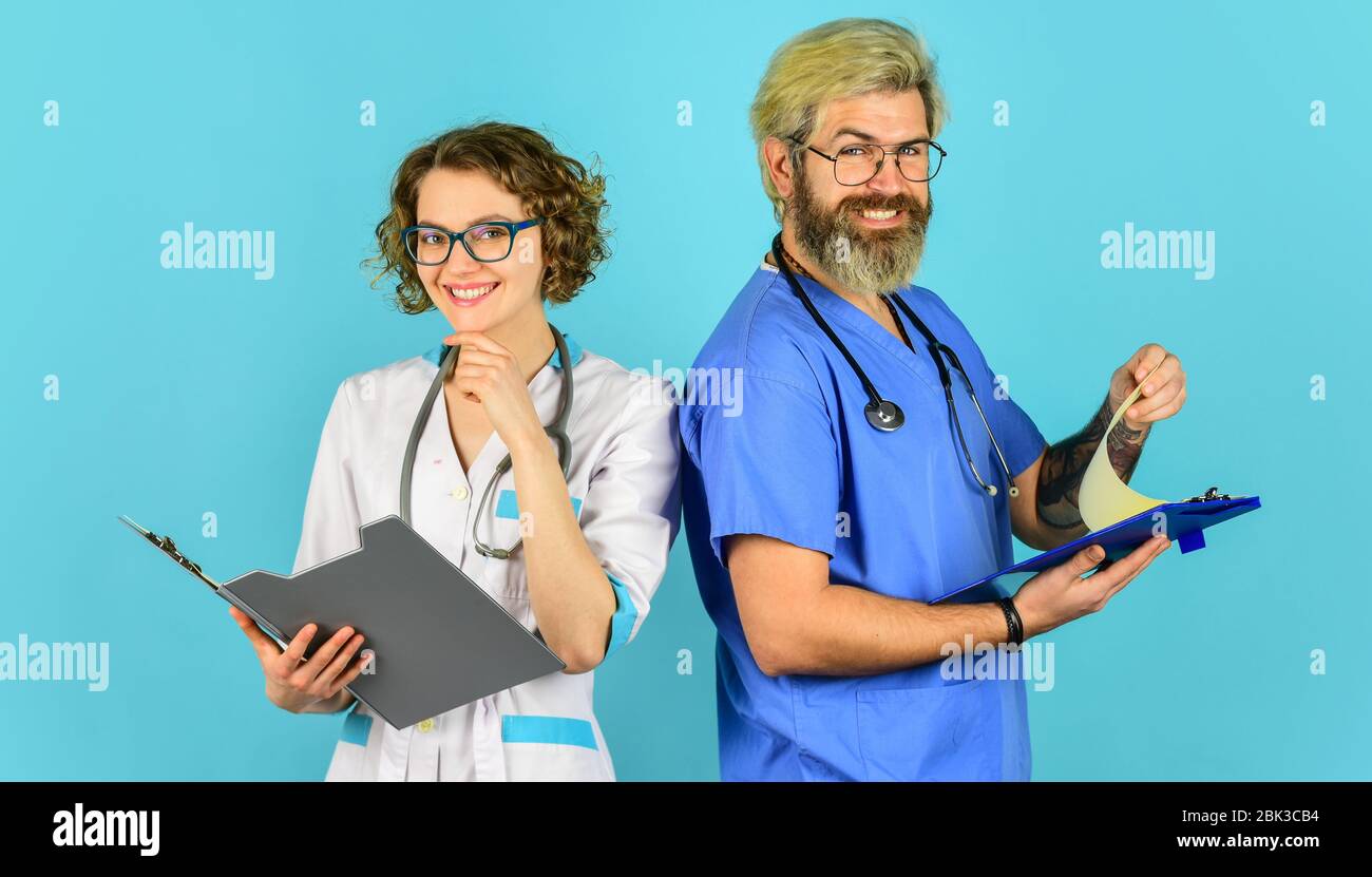 Emotionale Gesundheit. Ärzte der Medizin sprechen. Medizinische Mitarbeiter Porträt im Krankenhaus. Medizin und Gesundheitskonzept. Team von Arzt und Krankenschwester. Teamwork im Krankenhaus für Erfolg Arbeit und Vertrauen in das Team. Stockfoto