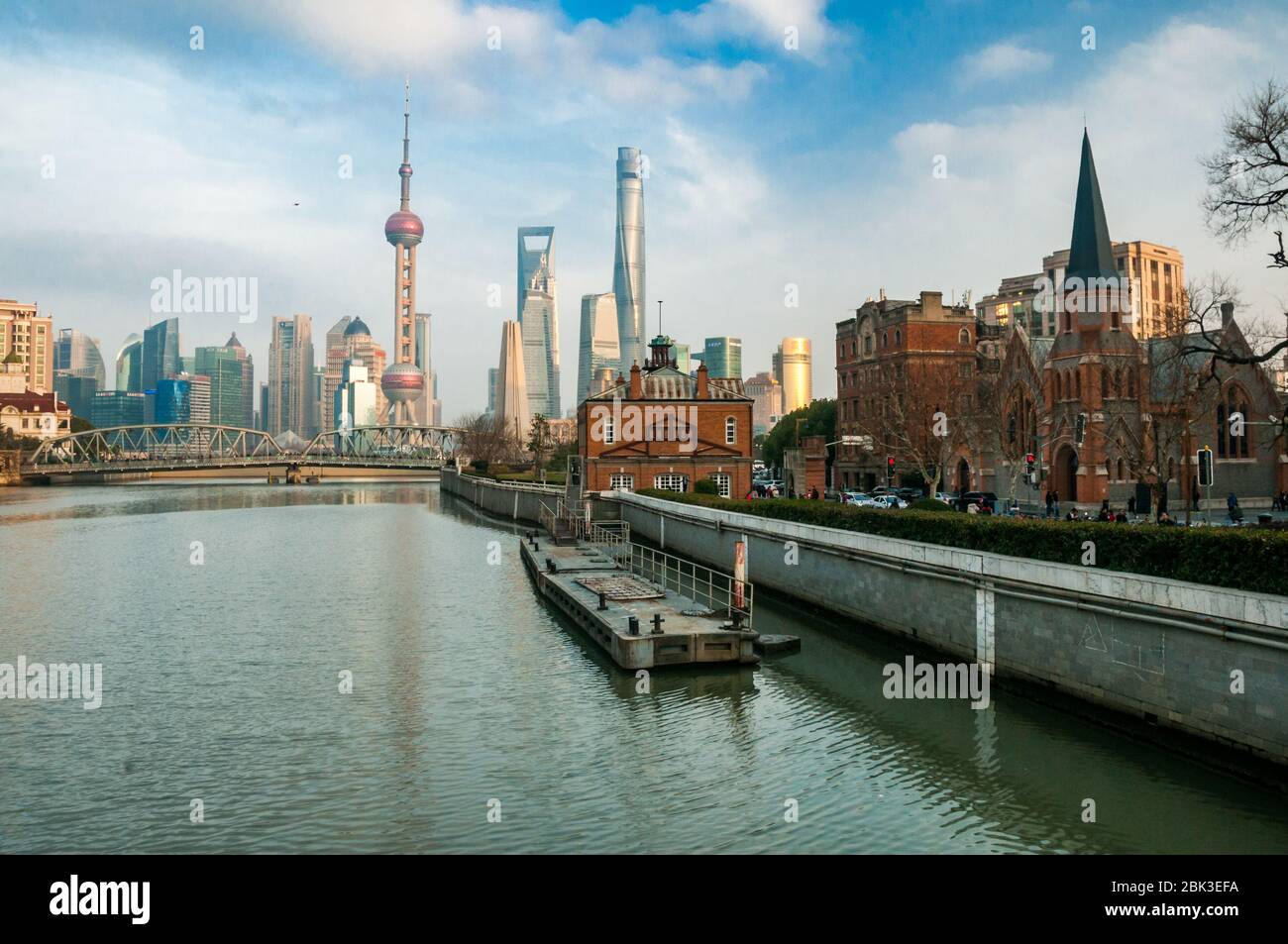 Blick entlang Suzhou Creek von der Brücke in Richtung Garten Zhapu Road Bridge und die Skyline von Pudong im Hintergrund. Stockfoto