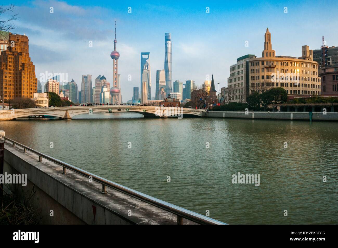 Blick entlang Suzhou Creek in Richtung Zhapu Straße Brücke mit Broadway Mansions und die Skyline von Pudong im Hintergrund. Stockfoto