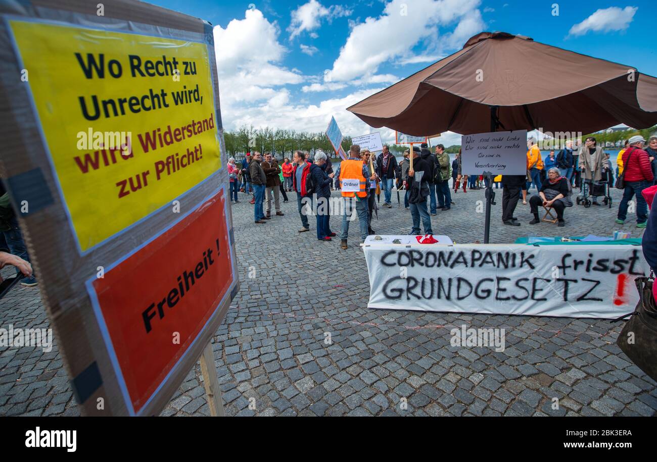 Schwerin, Deutschland. Mai 2020. Ein Schild mit der Aufschrift: "Wo das Recht falsch wird, wird der Widerstand zur Pflicht. Freiheit." (l) und ein Banner "Coronapanik isst Grundgesetz" (r) kann man bei der Mahnwache sehen, zu der sich mehrere hundert Bürger in Pfaffenteich versammeln und gegen die Corona-Schutzmaßnahmen protestieren. Nach Anrufen der Polizei wurde die Versammlung aufgelöst. Quelle: Jens Büttner/dpa-Zentralbild/dpa/Alamy Live News Stockfoto