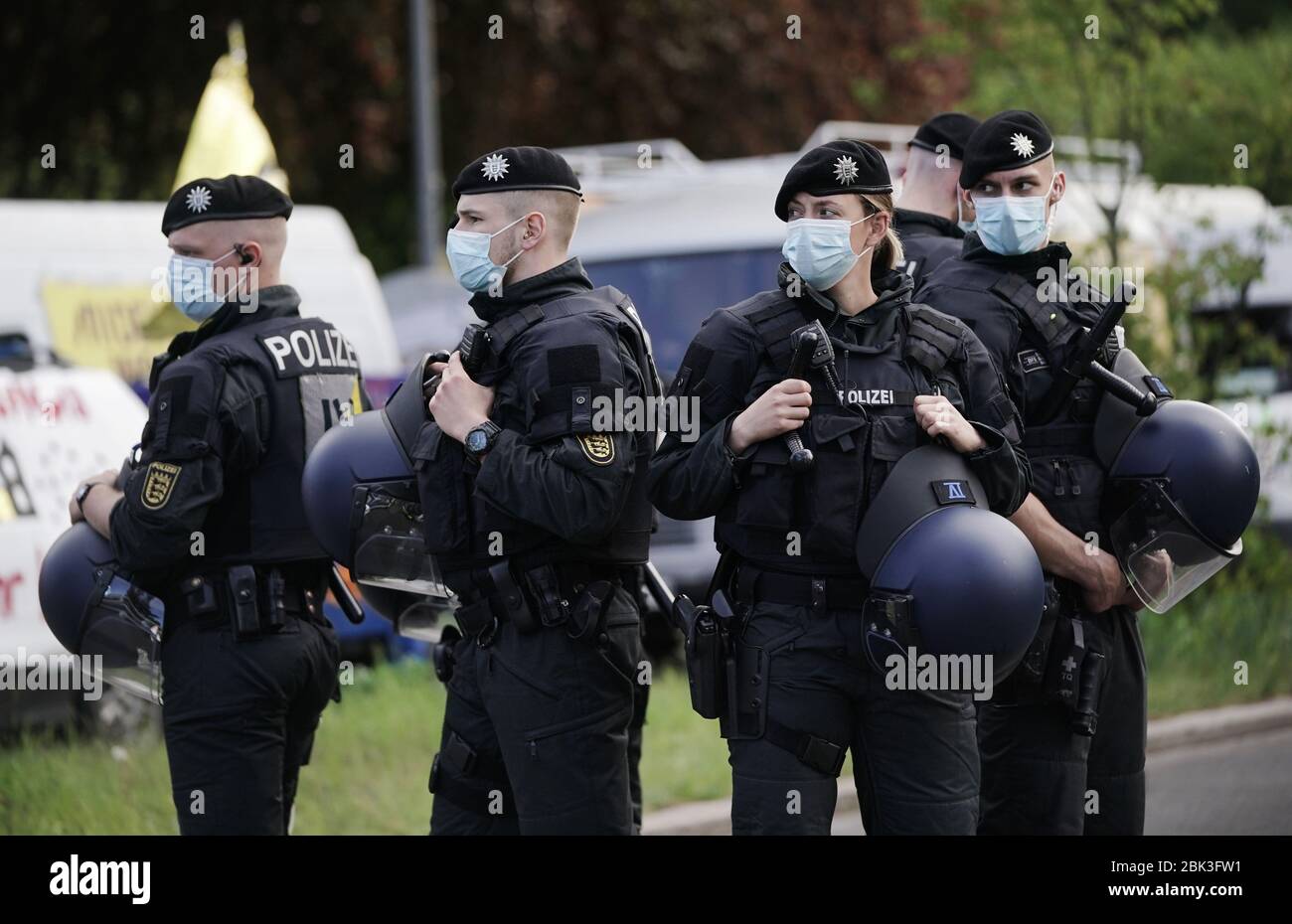 Berlin, Deutschland. Mai 2020. Polizisten folgen der Autokolonne der MyGruni-Kundgebung in Grunewald. Für den Nachmittag des 1. Mai wurden im Villenviertel Grunewald farbenfrohe Protestaktionen angekündigt. Erst am späten Donnerstagabend gab das Oberverwaltungsgericht endlich grünes Licht für eine achtköpfige Autokolonne von Neukölln nach Grunewald mit maximal 20 Teilnehmern. Quelle: Michael Kappeler/dpa/Alamy Live News Stockfoto