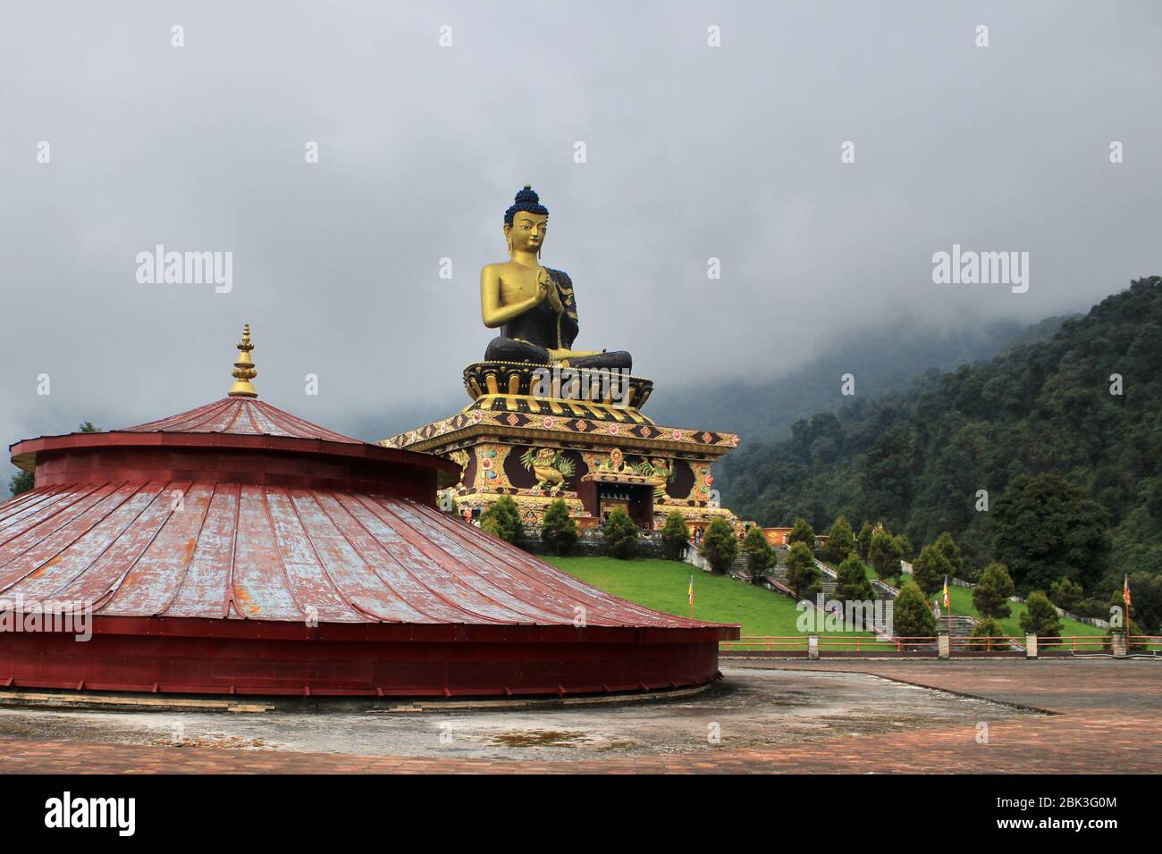 Buddha Park von Ravangla. Schöne riesige Statue von Lord Buddha, in Rabangla, Sikkim, Indien. Buddha-Statue von Gautama im Buddha Park von Ravangla. Stockfoto