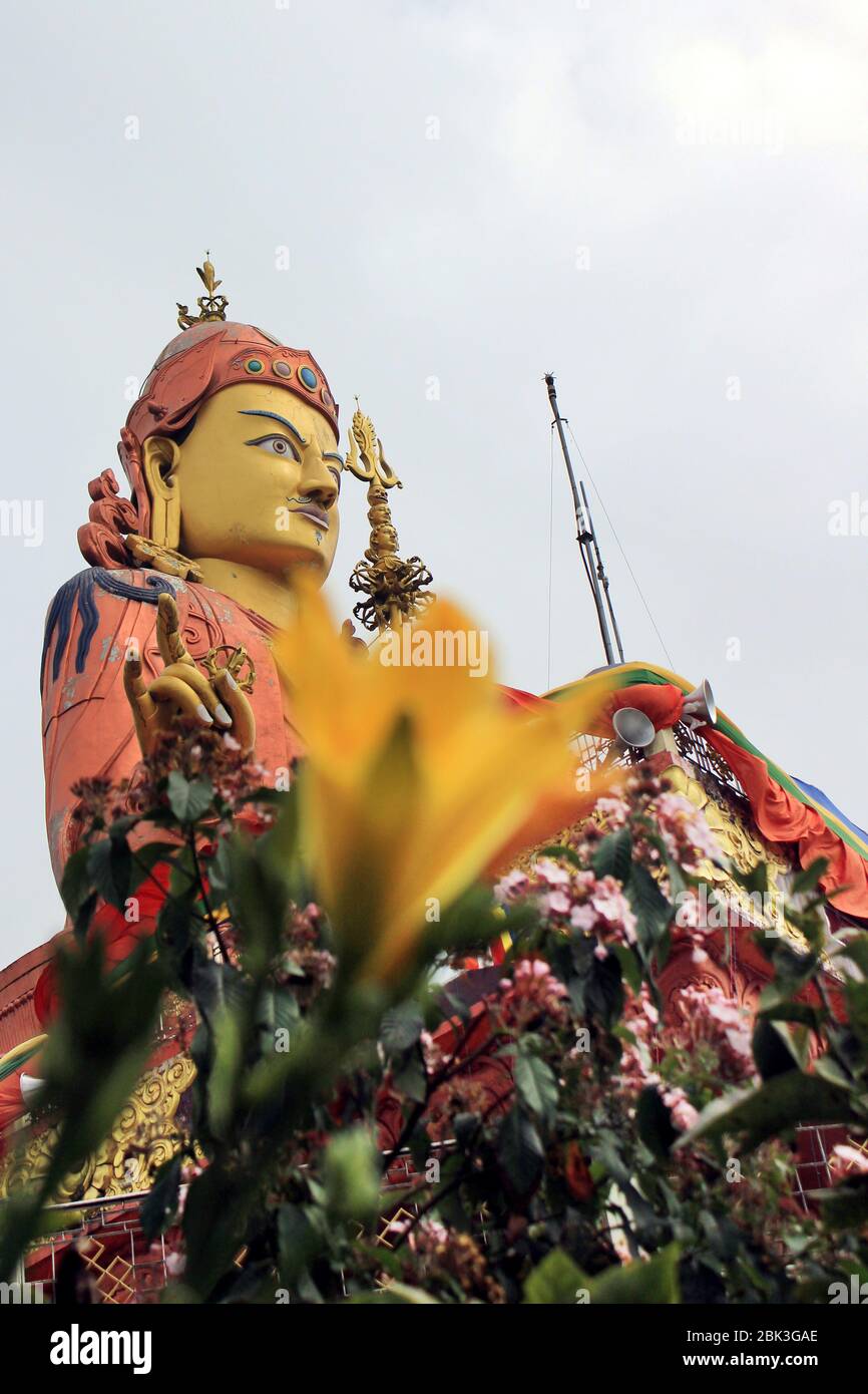 Panoramablick auf die Statue von Guru Padmasambhava Guru Rinpoche, dem schutzheiligen von Sikkim auf dem Samdruptse-Hügel, Namchi in Sikkim, Indien. Stockfoto