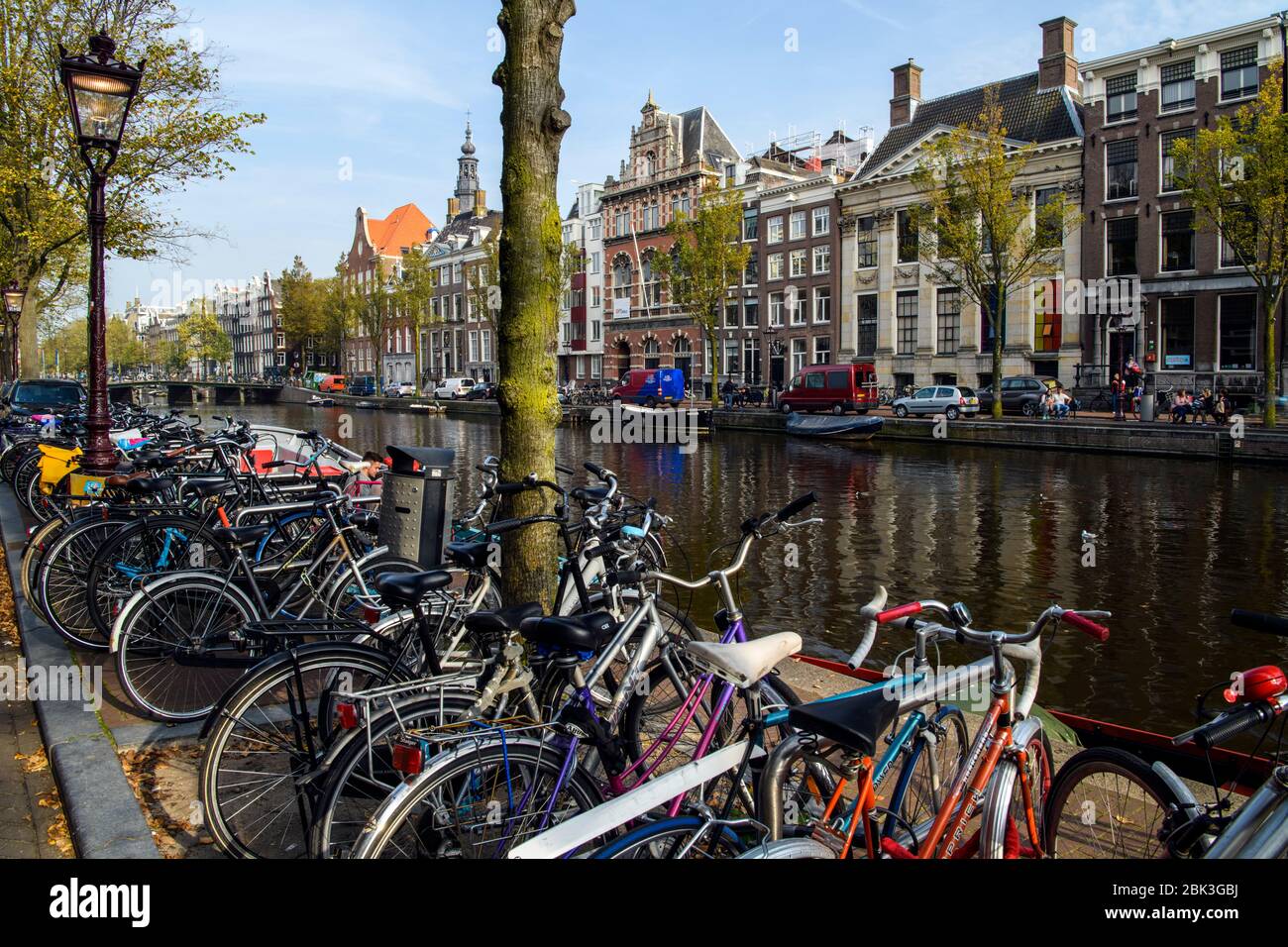 Geparkte Fahrräder, Amsterdam, Nordholland, Niederlande Stockfoto