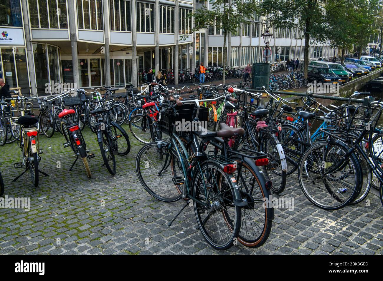 Geparkte Fahrräder, Amsterdam, Nordholland, Niederlande Stockfoto