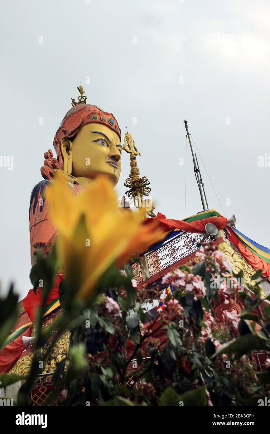 Panoramablick auf die Statue von Guru Padmasambhava Guru Rinpoche, dem schutzheiligen von Sikkim auf dem Samdruptse-Hügel, Namchi in Sikkim, Indien. Stockfoto