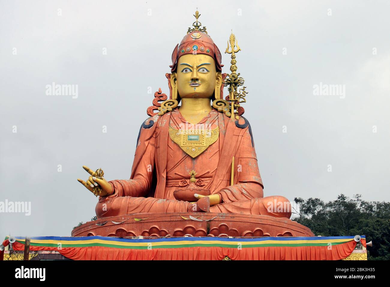 Panoramablick auf die Statue von Guru Padmasambhava Guru Rinpoche, dem schutzheiligen von Sikkim auf dem Samdruptse-Hügel, Namchi in Sikkim, Indien. Stockfoto