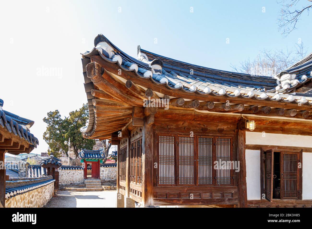 Traditionelle koreanische Architektur im Hanok Village. Traditionelles koreanisches Haus. Koreanische traditionelle Fenster oder Tür. Stockfoto