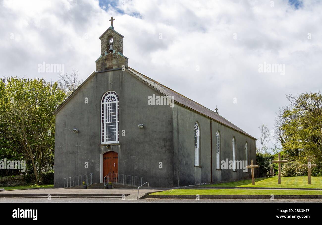 Traditionelle irische Scheune Kirche mit 3 Holzkreuzen. Stockfoto