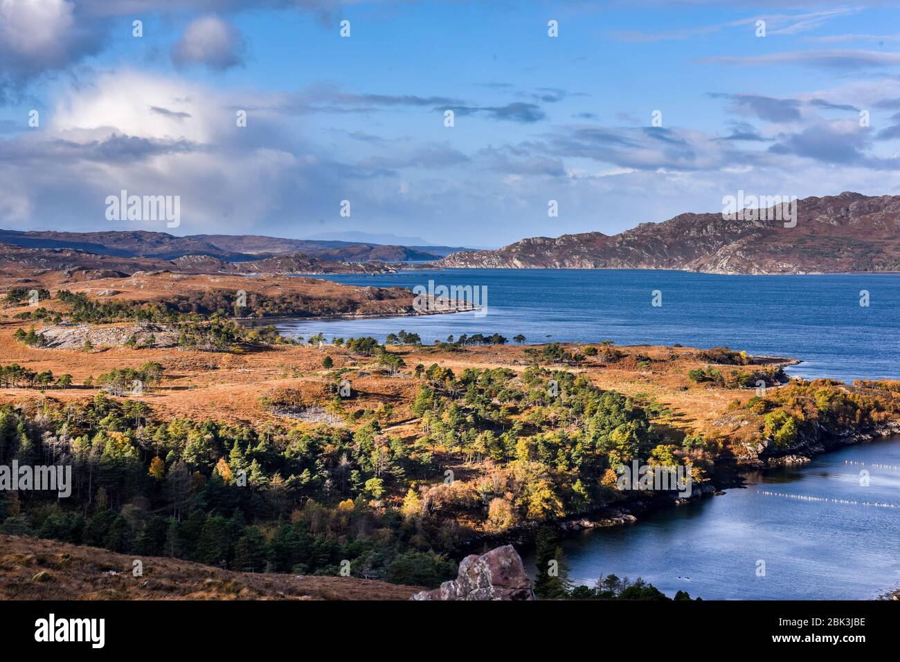 Blick westlich von Loch Torridon Scottish Highlands UK Europe mit Fischzuchtgebieten und kaledonischen Wäldern am blauen Wasser Stockfoto