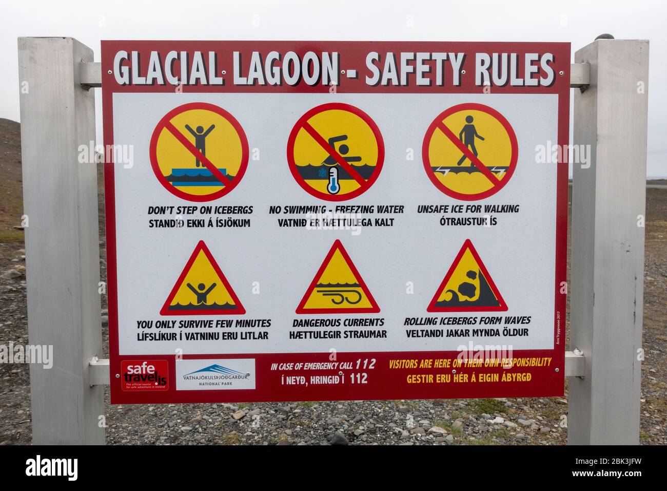 Schild warnt Besucher vor den Gefahren rund um Jökulsárlón Diamant Strand und Lagune, Süd-Island. Stockfoto