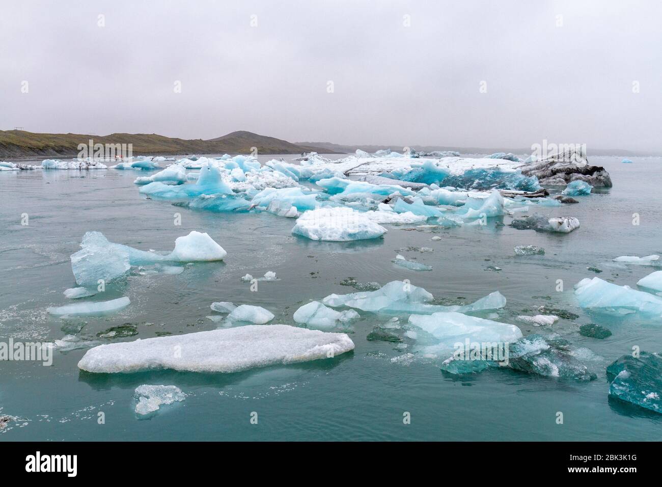 Blick auf die Eisberge auf die schöne Jokulsarlon Lagune, Südisland. Stockfoto