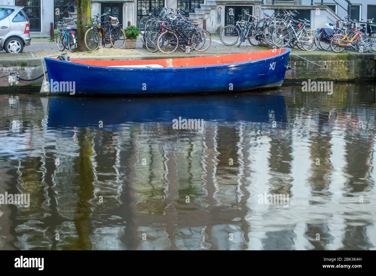 Kanalreflexionen- Herbst- im Universitätsviertel, Amsterdam, Nordholland, Niederlande Stockfoto