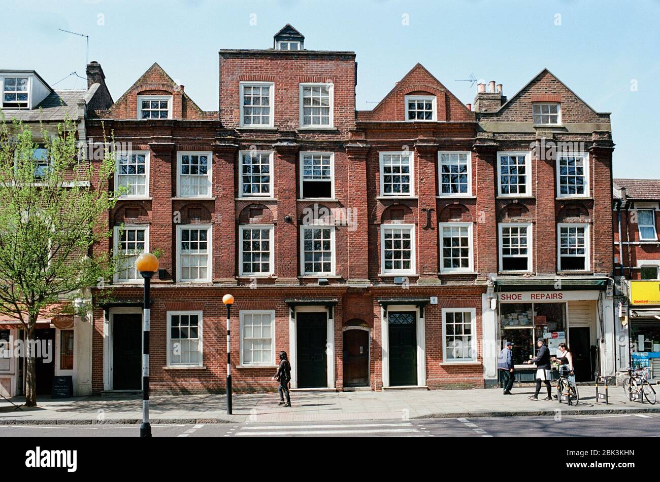 Historische Reihenhäuser aus dem 17. Jahrhundert in Newington Green, North London, 1658 -55 erbaut im Jahr 52 Stockfoto