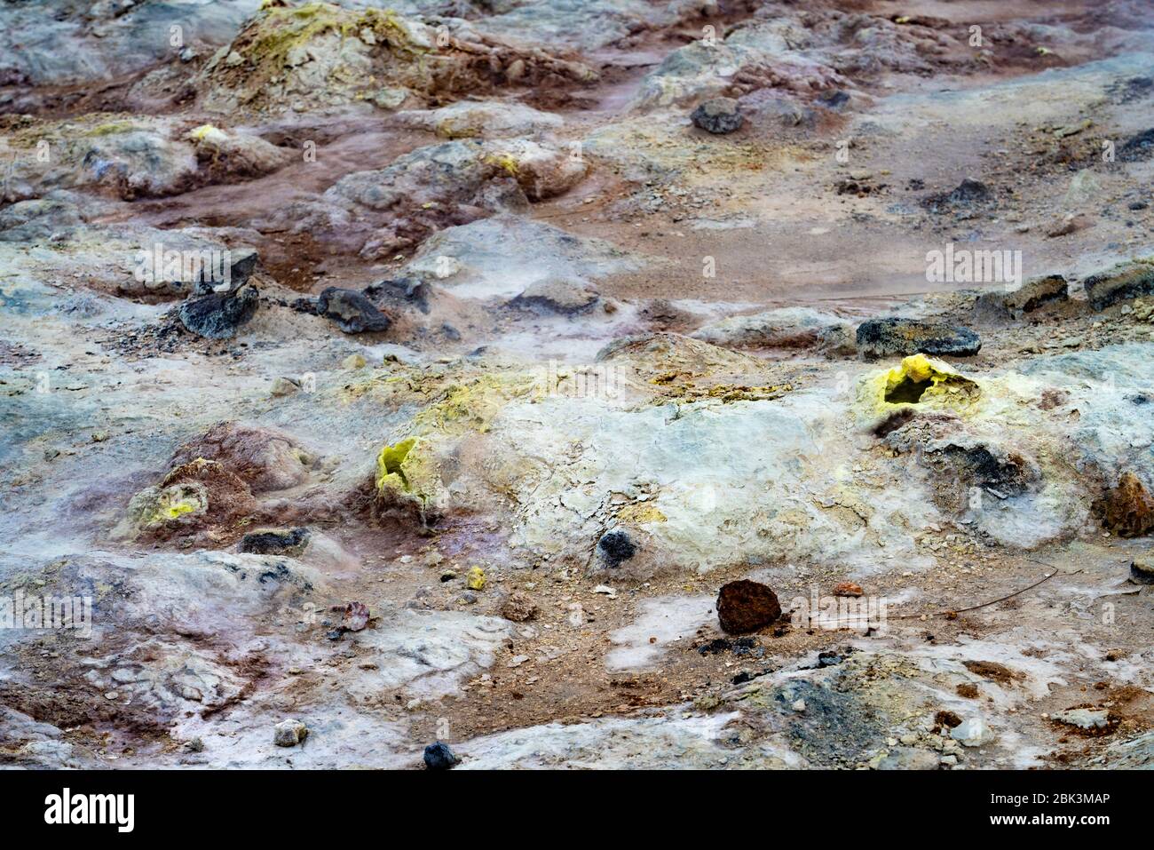 Kleine vulkanische Fumarolen umgeben von einem zarten Ringe von Schwefelkristallen und anderen bunten Salzen, Námafjall Geothermal Bereich, in der Nähe Krafla Vulkan, Stockfoto