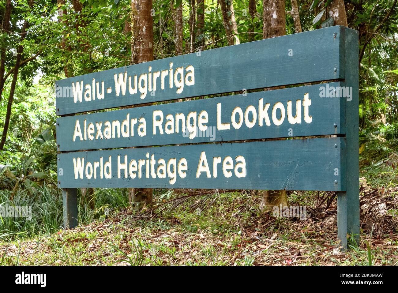 Ein Schild für den Walu Wugirriga (Alexandra Range) Lookout im Daintree National Park Stockfoto