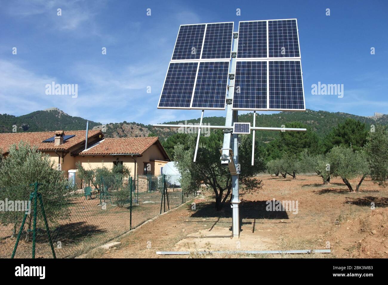 Solarpaneele, die Energie für Eco House liefern, eine neu gebaute freistehende Privatwohnung in Riopar, Albacete, Castilla la Mancha, Spanien Stockfoto