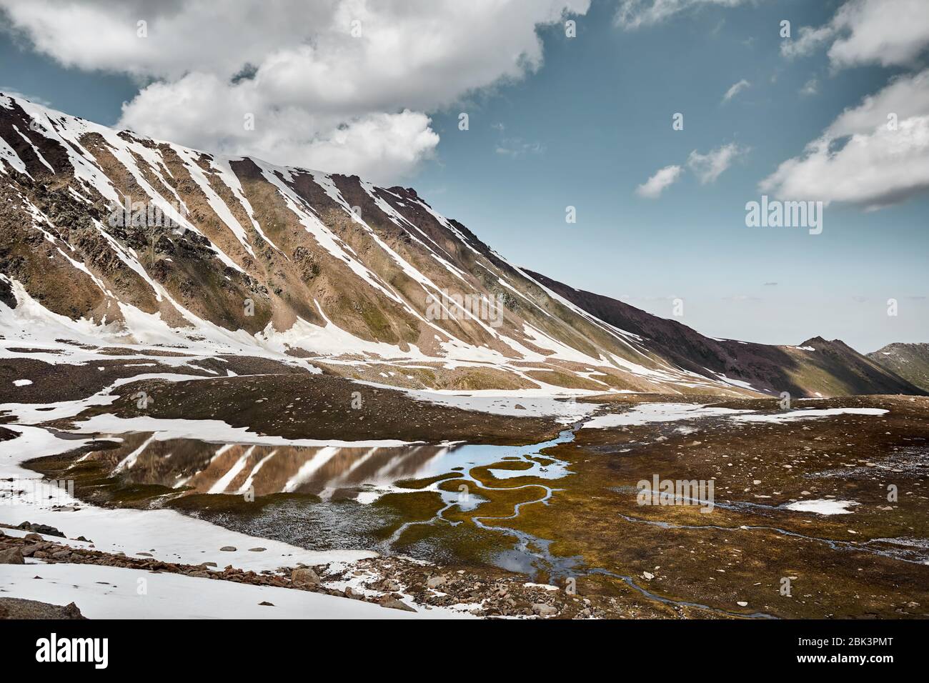 Landschaft aus Schnee Berge und See gegen bewölkten Himmel in Kasachstan Stockfoto