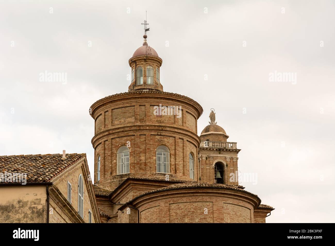 Offida Dorf, ein altes Dorf in der Region Marken von Italien. Alte mittelalterliche Gebäude des mittelalterlichen Dorfes - Ascoli Piceno disctrct - Italien Stockfoto