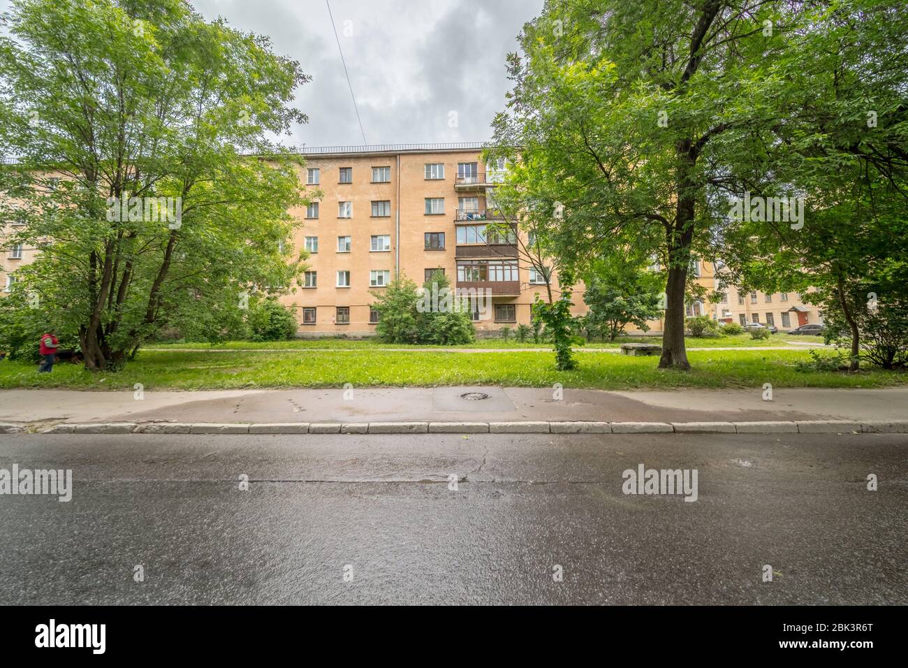 Blick auf die Straße von alten mehrstöckigen Wohnhaus mit Balkonen, billige Vintage Wohngebäude Fassade Stockfoto