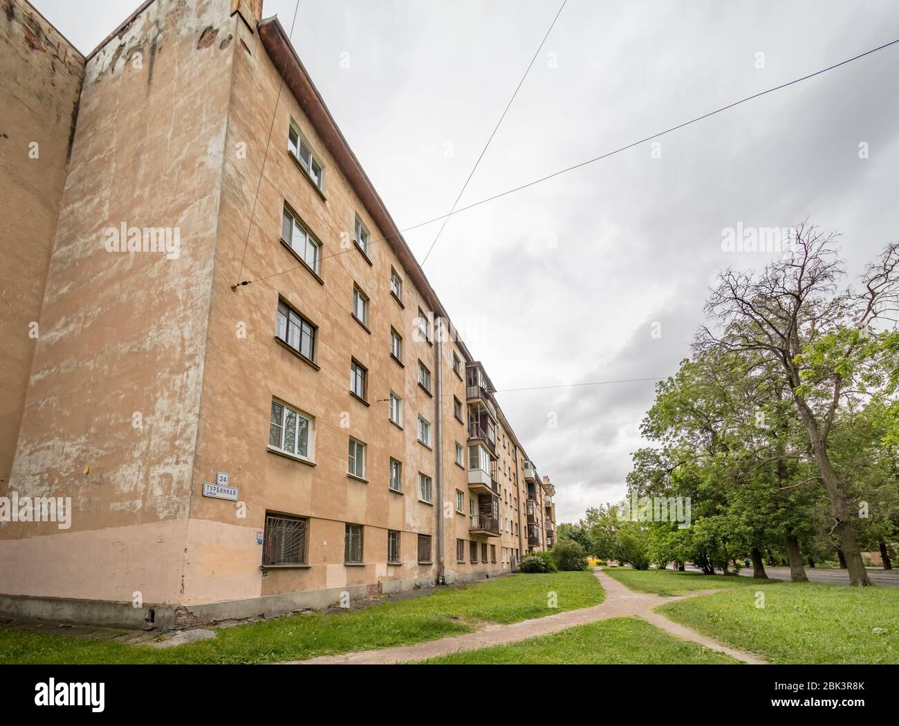 Blick auf die Straße von alten mehrstöckigen Wohnhaus mit Balkonen, billige Vintage Wohngebäude Fassade Stockfoto