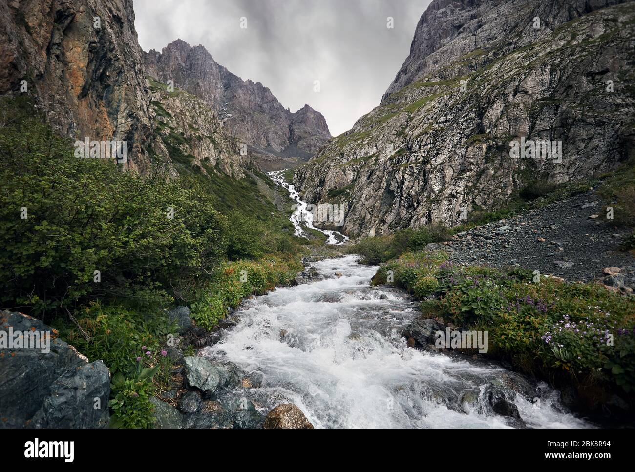 White Water River im Tal mit Rocky Mountains Nationalpark in Karakol, Kirgisistan Stockfoto