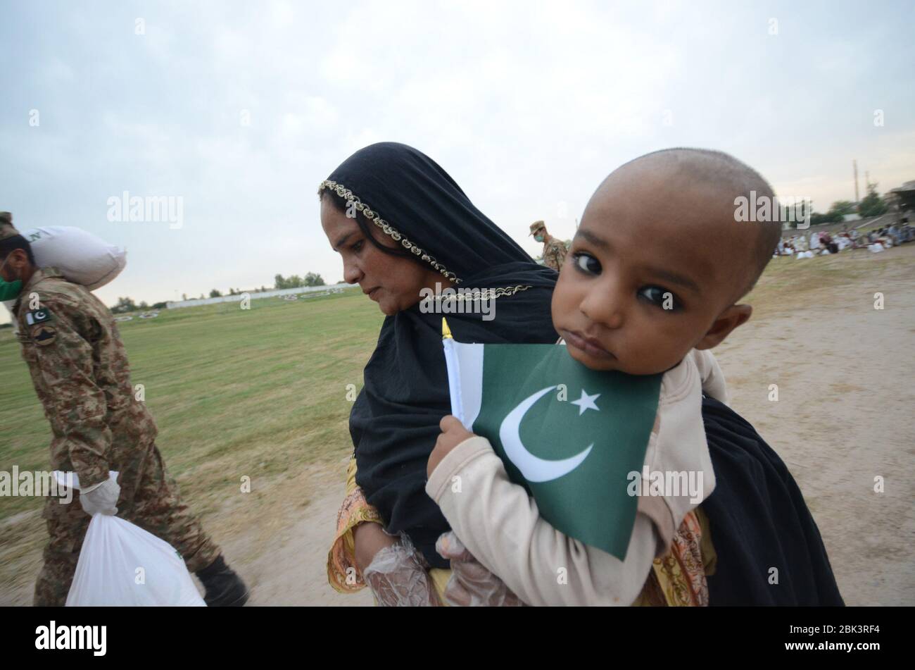 Peshawar, Pakistan. Mai 2020. Während das Land die Pandemie des Coronavirus bekämpft, weitet die pakistanische Armee ihre Unterstützung auf betroffene Familien aus, die sich aufgrund der Blockierung in einer prekären Situation befinden. Pakistan Army hat Lebensmittel gespendet, während sie bedürftigen Familien in Küsten- und Bächen-Gebieten Waren für eine Familie von 8-10 Personen für einen Monat zugänglich macht. (Foto: Hussain Ali/Pacific Press/Sipa USA) Quelle: SIPA USA/Alamy Live News Stockfoto