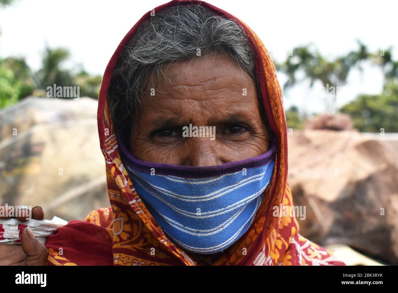 Kalkutta, Indien. Mai 2020. Heute ist der Internationale Tag der Arbeitnehmer, aber aufgrund der Sperre sind alle zu Hause und viele Arbeitssektoren werden jetzt gestoppt. Aber es gibt viele Menschen in unserer Gesellschaft, die in dieser schwierigen Situation auf unterschiedliche Weise beschäftigt sind. Sie sind in wesentlichen Dienstleistungen beteiligt, und es gibt einige Menschen, wenn sie nicht arbeiten, wird ihr Leben unsicher. Dieses Jahr sind unsere Wünsche für sie. (Foto von Sudipta das/Pacific Press) Quelle: Pacific Press Agency/Alamy Live News Stockfoto