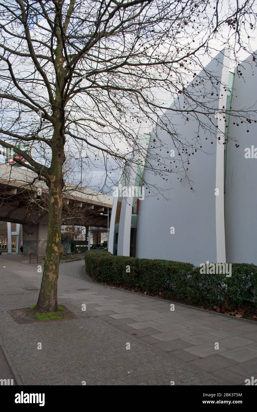 Curved White Sails Fins Moderne Architektur der Hammersmith Chirurgie, 1 Hammersmith Bridge Road, Hammersmith, London W6 von Guy Greenfield Architects Stockfoto